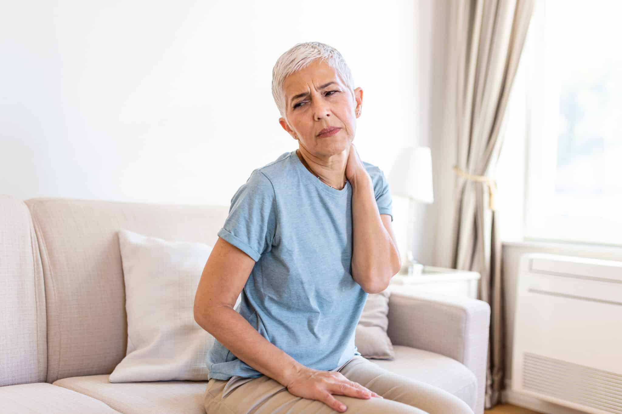 Femme qui souffre d'une tendinopathie calcifiante à l'épaule